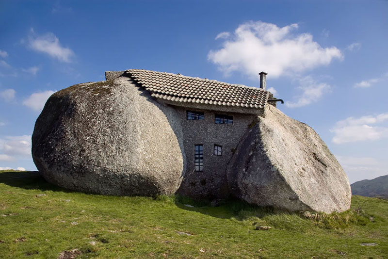 Casa de construida entre piedras