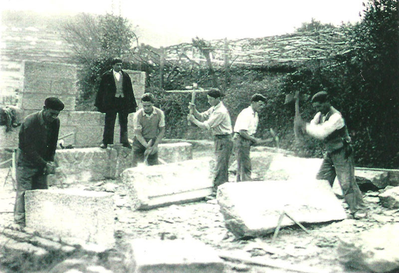 Canteros trabajando la piedra de forma artesanal. Bueu 1953