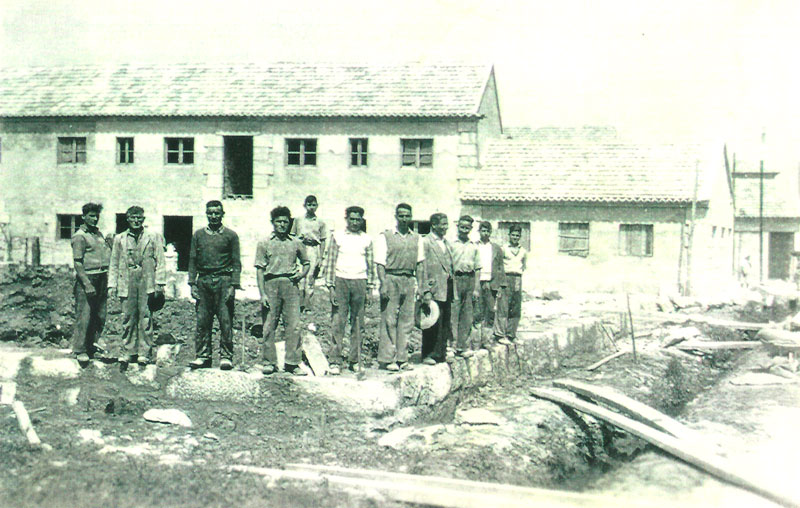 Canteros construyen una vivienda de piedra en Bueu